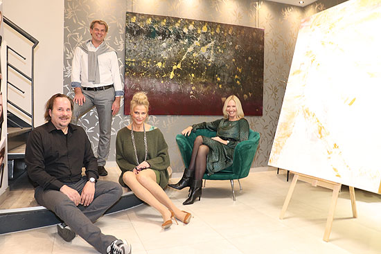 Schauspieler Sascha Maaz, Dirk Eichfeld-Kilian vom Salon Figaro München, Schauspielerin Ursula Gottwald, Künstlerin Simone von Anhalt bei der Finissage der Ausstellung  „Kunst im Figaro: Farb-Pracht“ (©Foto: Martin Scvhmitz)